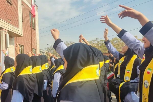  آیین وطن‌یار در مدرسه فرزانگان1 اسلامشهر باحضور خانواده شهید شاکری 