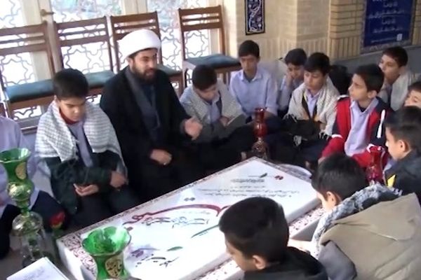 تجدید میثاق دانش‌آموزان مدرسه شاهد معرفت قم با شهید گمنام دفاع مقدس