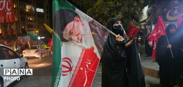 تجمع شبانه هزاران شهروند در همدان