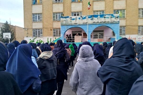 تجلیل از دانش آموزان ممتاز دبیرستان عطیه 