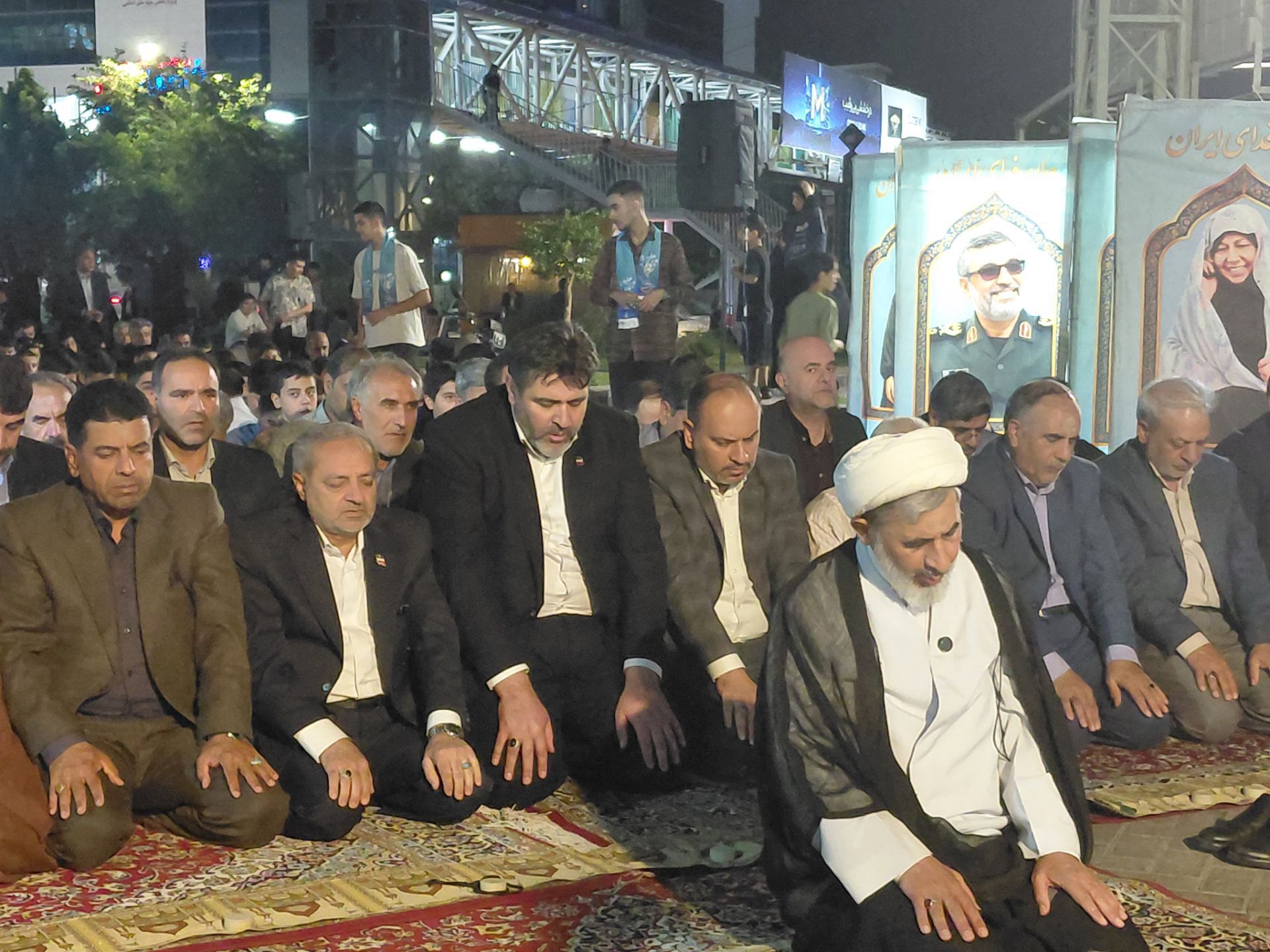 وزیر آموزش و پرورش در جمع دانش آموزان مشهدی ؛ از اقامه نماز تا بازدید از غرفه های دانش آموزی