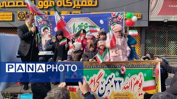 حماسه حضور فرهنگیان و دانش‌آموزان منطقه ۵ در راهپیمایی ۲۲ بهمن