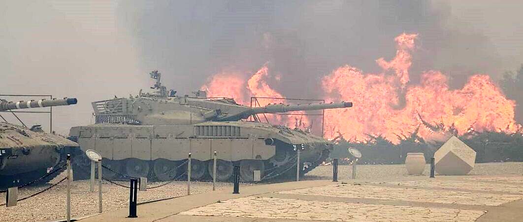 آتش به موزه ادوات زرهی و پایگاه نظامی رژیم صهیونیستی رسید؛ تخلیه شهرک‌های اسرائیلی