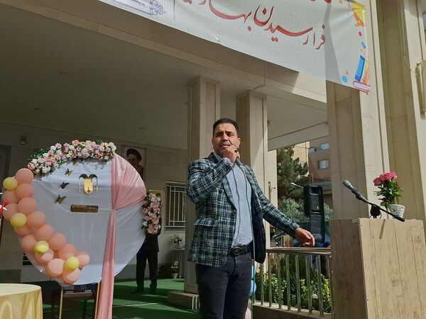 جشن شکوفه ها در دبستان مصلی نژاد