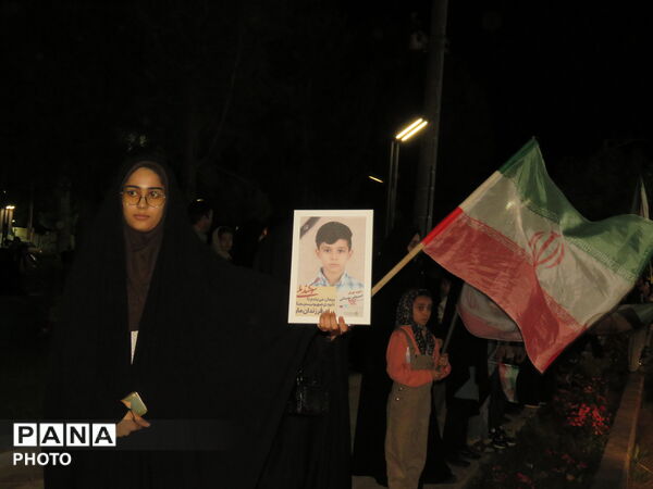 رژه دختران جان فدا همزمان با سراسر کشور در شهرستان خلیل آباد 