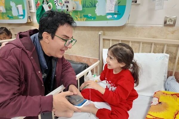 دیدار عموپورنگ با کودکان بیمار و مجروح در جنگ