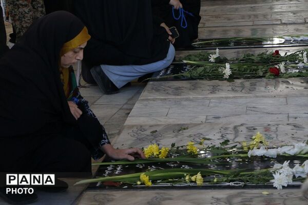 غبارروبی و گلباران مزار شهدای صفادشت همزمان با هفته دفاع مقدس