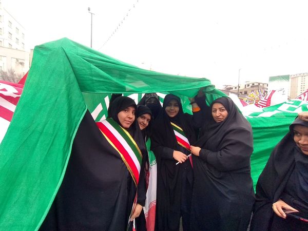 حضور دانش‌آموزان مدرسه شاهد ارض اقدس ناحیه ۳ در راهپیمایی ۲۲ بهمن