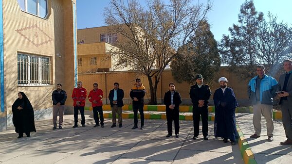 نواختن زنگ زلزله در دبیرستان کوشش شهرستان فاروج 