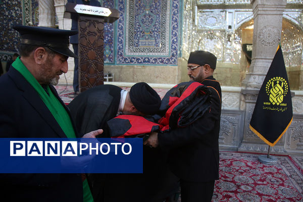 اهتزاز پرچم عزای سیدالشهدا(ع) بر فراز گنبد حرم حضرت معصومه(س)