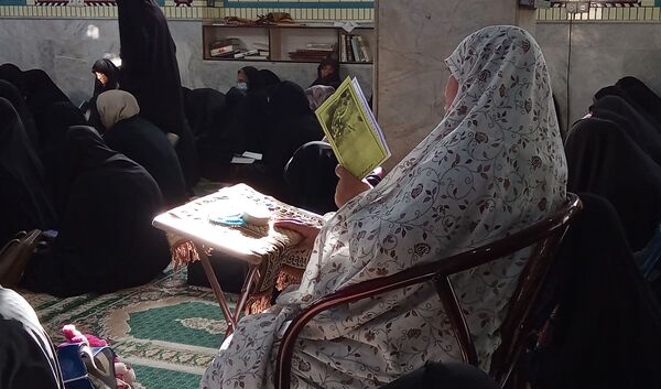 آوای دلنشین دعای عرفه در مساجد شهر بن طنین‌انداز شد