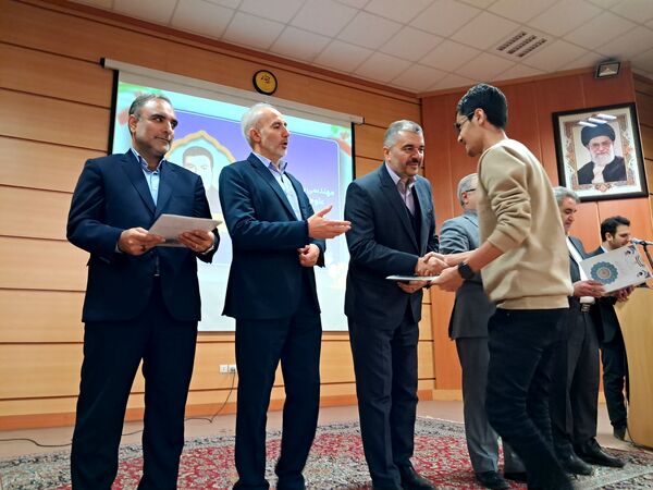 آیین تجلیل از رتبه‌برترهای کنکور ۱۴۰۳ اداره آموزش و پرورش ناحیه یک زنجان