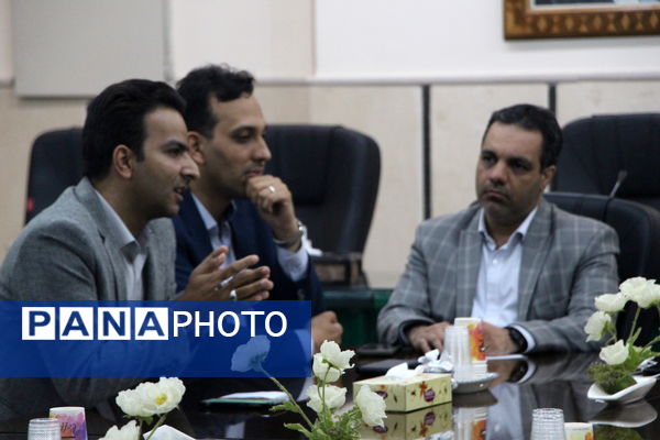 نشست صمیمانه دبیران منتخب زبان و ادبیات فارسی