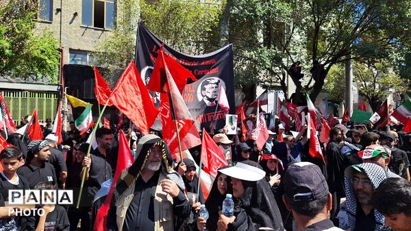 مشهد، در آغوشِ حرم، با رهبر شهید وداع کرد