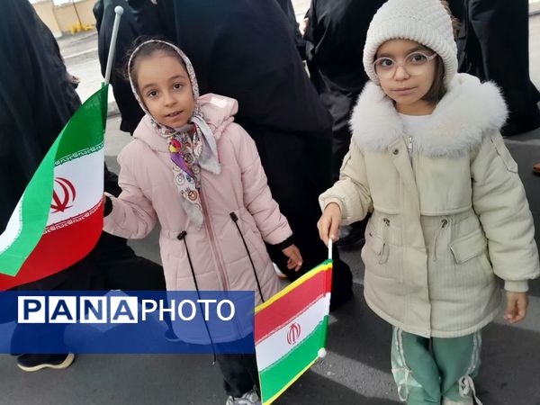 حضور مردم روستای دهشیر شهرستان تفت در راهپیمایی ۲۲ بهمن