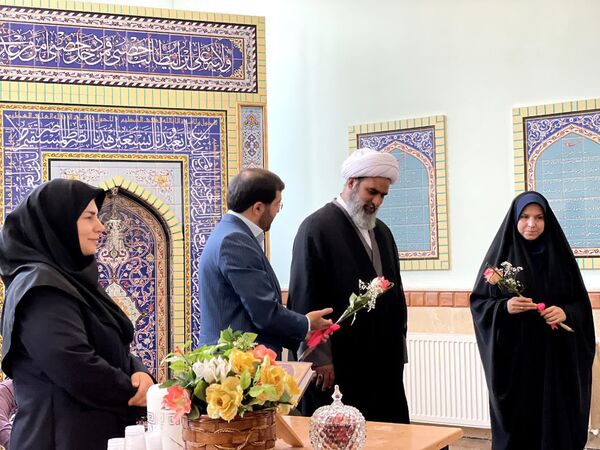 بازدید امام جمعه ملارد از نمایشگاه مشاغل هنرستان فنی و حرفه‌ای طوبی به مناسبت هفته سلامت و هفته معرفی مشاغل