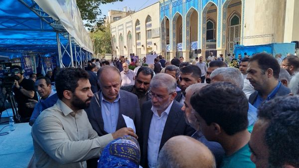  برگزاری میزخدمت درمصلی کرج به‌مناسبت هفته دولت