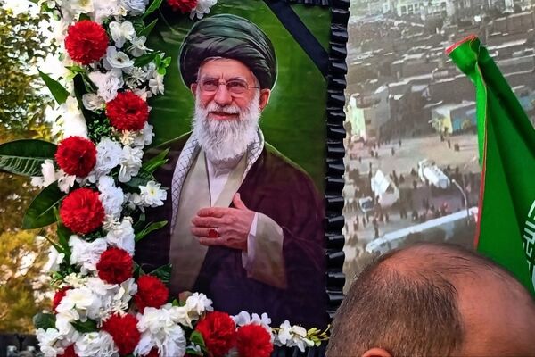 حضور گسترده مردم در مراسم وداع با رهبر در مسجد  جمکران