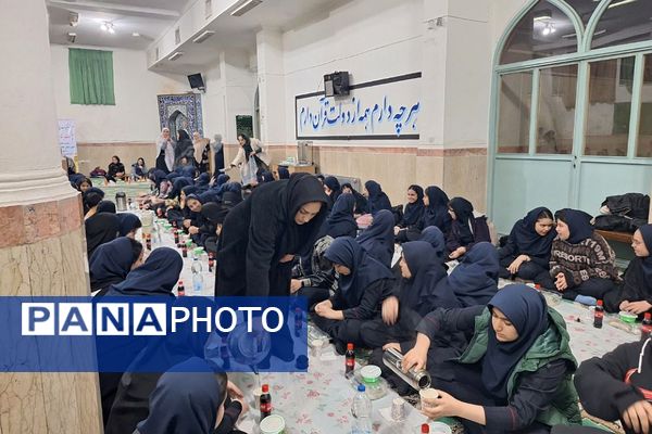 برگزاری مراسم احسان و افطار در دبیرستان حضرت ولیعصر (عج) ری یک 