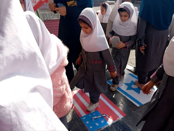 سالروز پیروزی شکوهمند انقلاب اسلامی در دبستان دخترانه نرجس یک و دو 