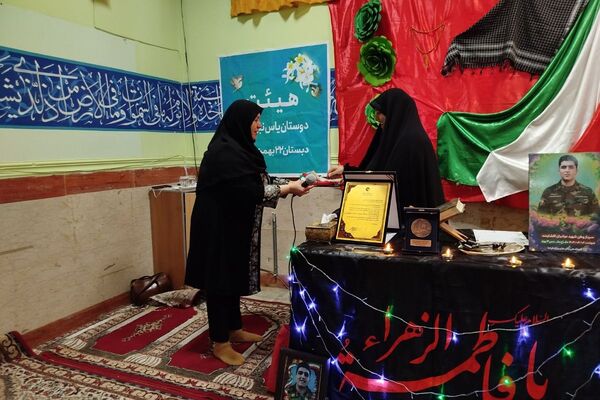 افتتاح کتاب «از ایرانمان دفاع کنیم» در دبستان ۲۲ بهمن با حضور مادر شهید عرشیان افشارمند