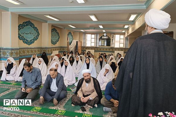 اقامه نماز جماعت در دبیرستان فاطمیه