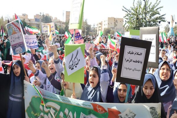 حضور پرشور دانش‌آموزان پاکدشتی در راهپیمایی روز ۱۳ آبان