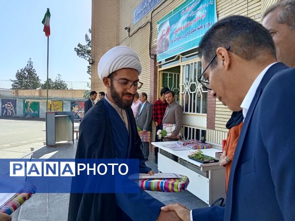 مراسم تقدیر از دبیران دبیرستان نمونه آیت الله خامنه‌ای