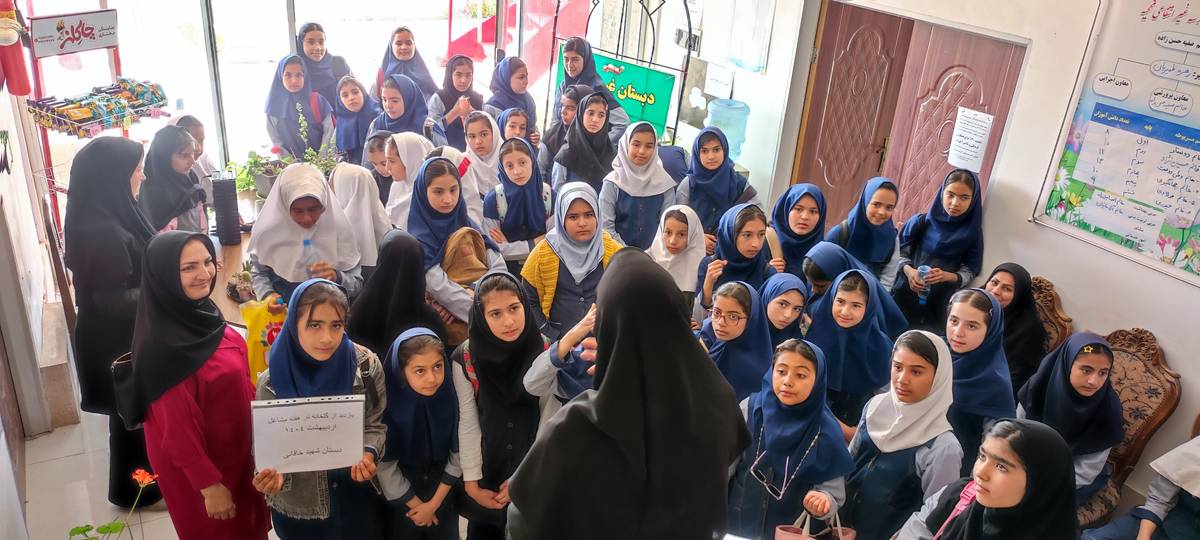 بازدید دانش‌آموزان مدرسه شهید خاقانی از گلخانه پیشه‌وران شیروان