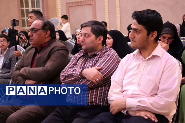 «محفل شهریور شعر» با حضور دانش‌آموزان یزدی