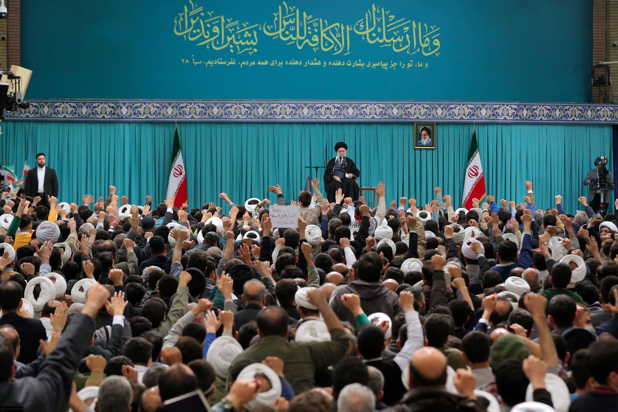 رئیس‌جمهور محترم و دیگر رؤسای کشور، فعّالیّت کردند؛ وسط میدان بودند و کار کردند/ مسئولین در کنار مردم بودند، در بین مردم بودند، با مردم حرکت کردند