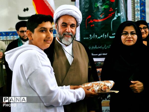 اقامه نمازجمعه با حضور فرهنگیان و دانش‌آموزان در گلوگاه