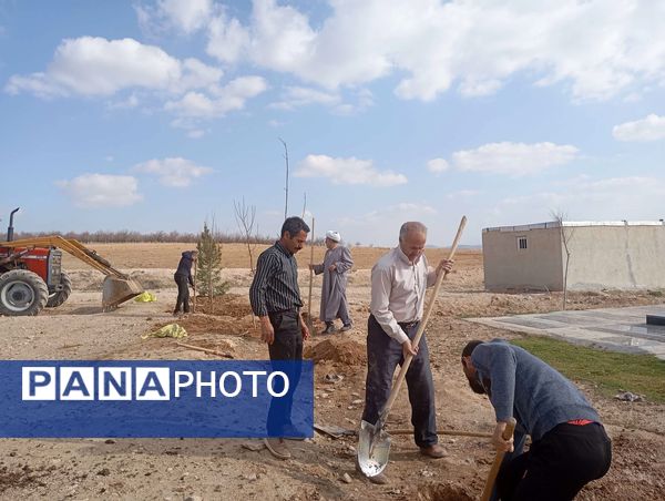 کاشت نهال در آرامستان روستای گزکوه