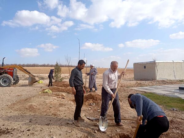 کاشت نهال در آرامستان روستای گزکوه