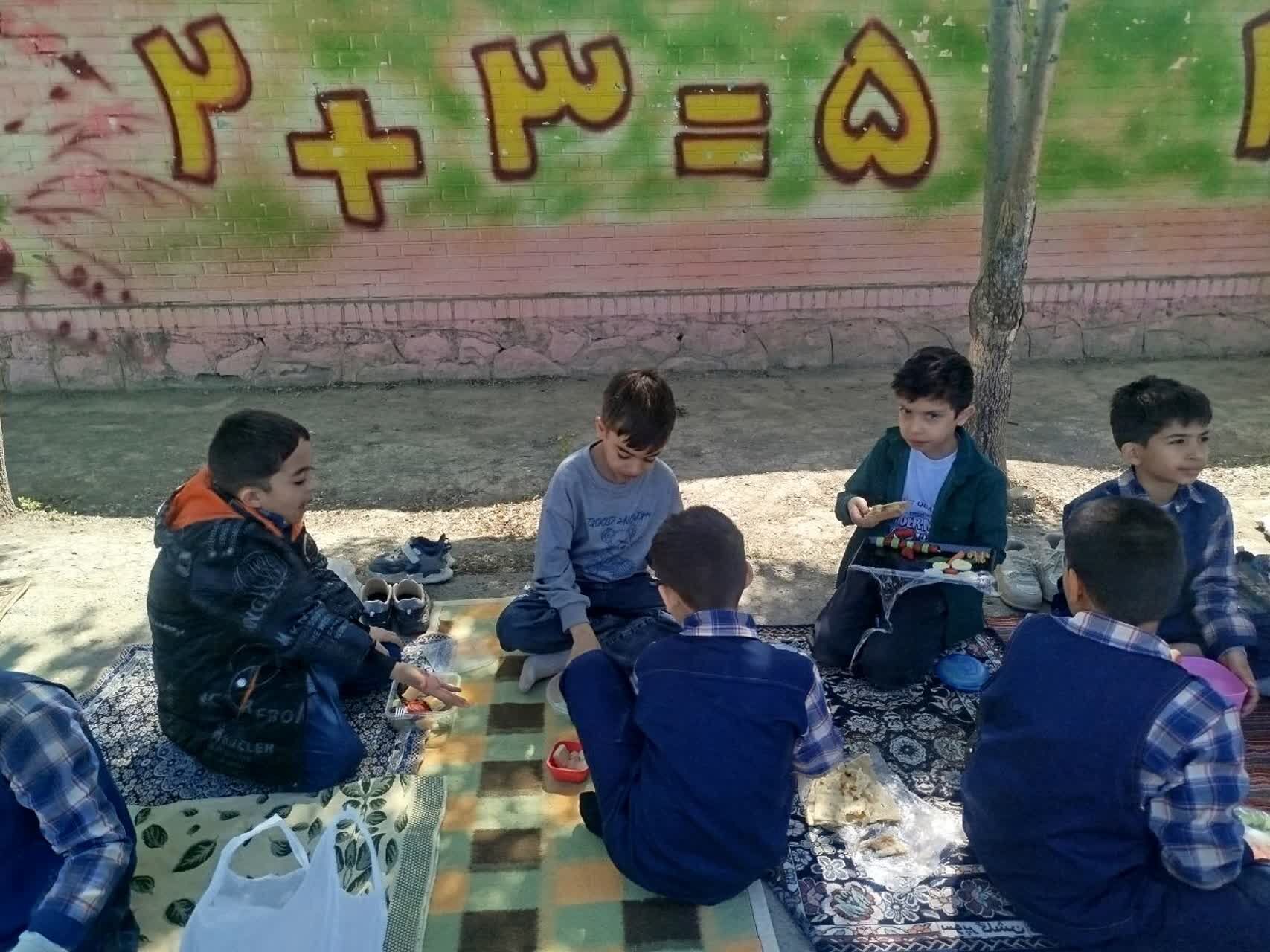صبحانه سلامت در مدرسه پسرانه مبین شیروان