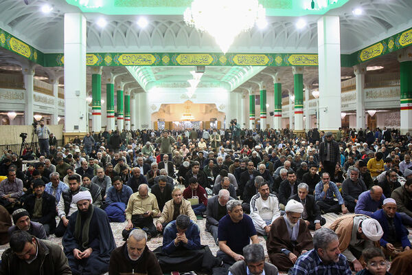 گلباران مزار آیت الله مصباح یزدی در حرم حضرت معصومه(س)