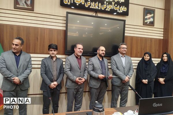 تقدیر از معلمان نمونه استانی به مناسبت گرامیداشت هفته معلم در ناحیه دو شهرری 