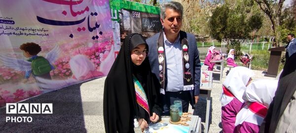 حضور فرهنگیان و دانش‌آموزان منطقه ۱۰ در مراسم چهلم شهدای دانش‌آموز شهر میناب