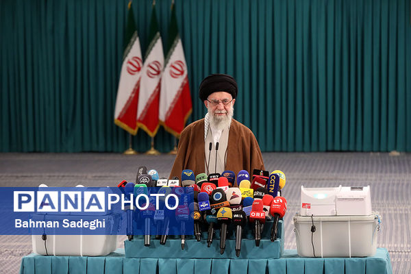 حضور رهبر معظم انقلاب در رای گیری مرحله‌ دوم انتخابات مجلس
