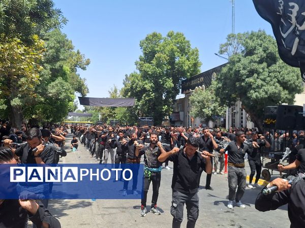 عزاداری ظهر  عاشورا در خیابان‌های شهر نیشابور 