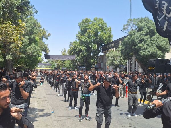 عزاداری ظهر  عاشورا در خیابان‌های شهر نیشابور 