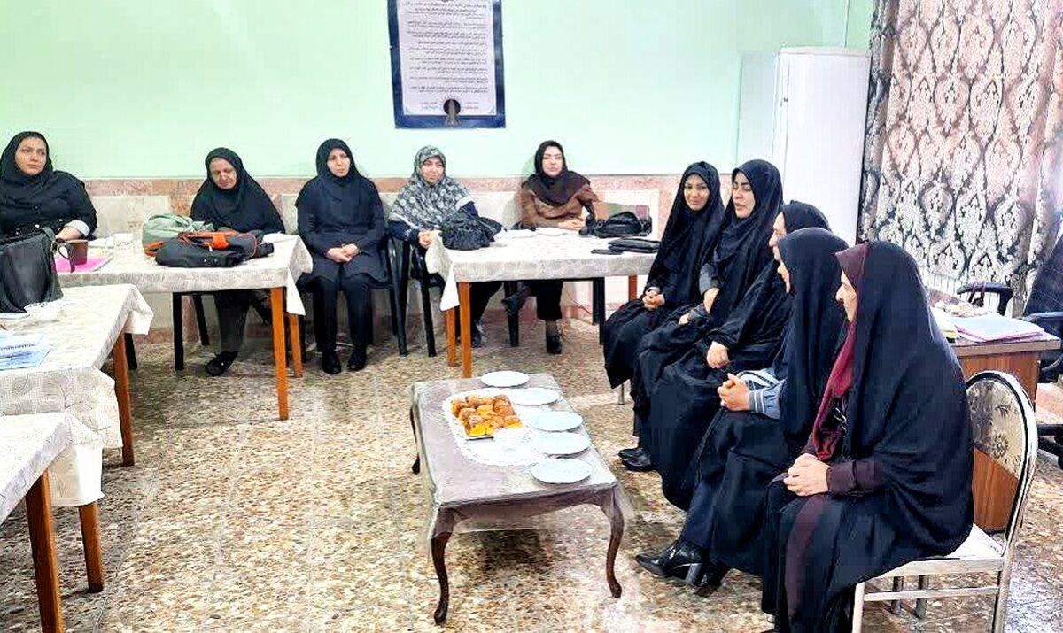 گرامیداشت هفته معلم با حضور مدیر کل امور بانوان استانداری در مدارس دخترانه