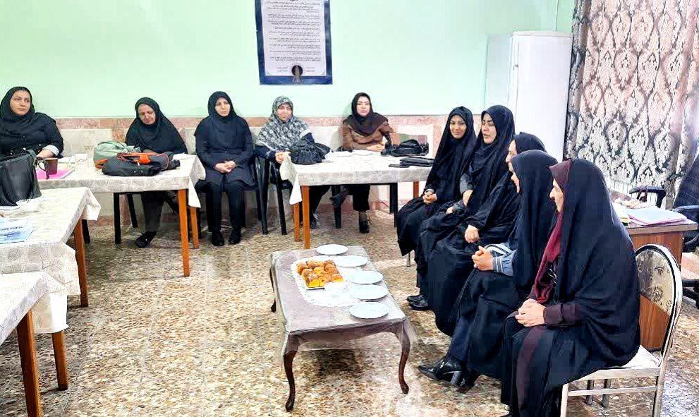 گرامیداشت هفته معلم با حضور مدیر کل امور بانوان استانداری در مدارس دخترانه