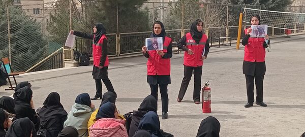 کارگاه آموزشی آشنایی با اصول ایمنی و اطفاء حریق در هنرستان آفرینش پردیس 