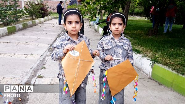 آسمانِ پارک فرهنگیان بناب زیر باران بادبادک‌های رنگی