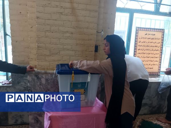 حضور مسئولان، مردم و رای اولی‌های چناران پای صندوق‌های رای در میدان انتخابات 