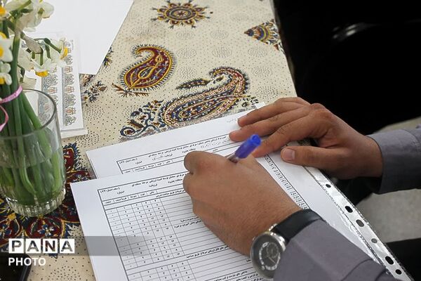 ارزیابی معلمان و انتخاب معلم نمونه در مدرسه دخترانه عارفین