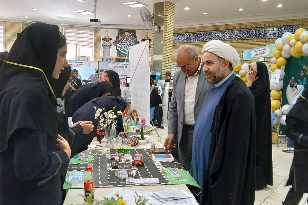 برگزاری نمایشگاه دستاوردهای دانش آموزان دخترانه دبیرستان حکمت ناحیه دو شهرری 