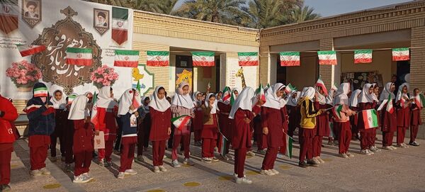 شور جشن ۲۲ بهمن در مدرسه مولوی فین؛ عطر شعر و نور ولایت در هم آمیخت