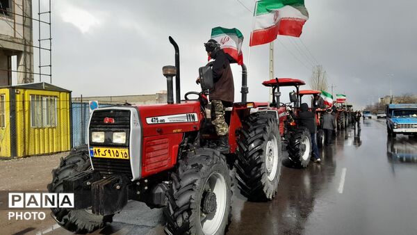 رژه تراکتورسواران در سراب به‌مناسبت چهلمین روز شهادت رهبر امت و شهدای جنگ تحمیلی